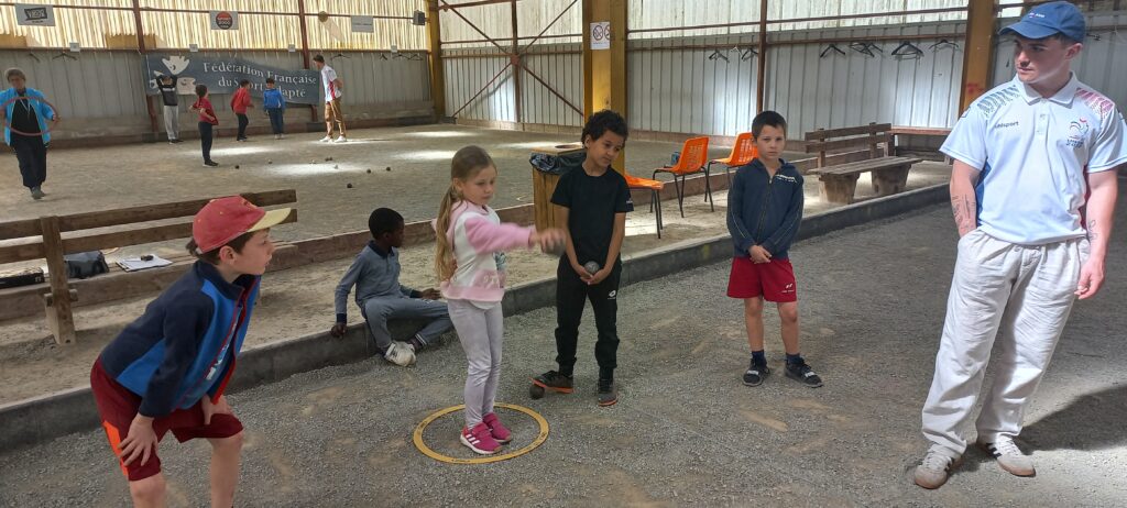 Les C.E.1 – C.E.2 ont découvert la pétanque !!!
